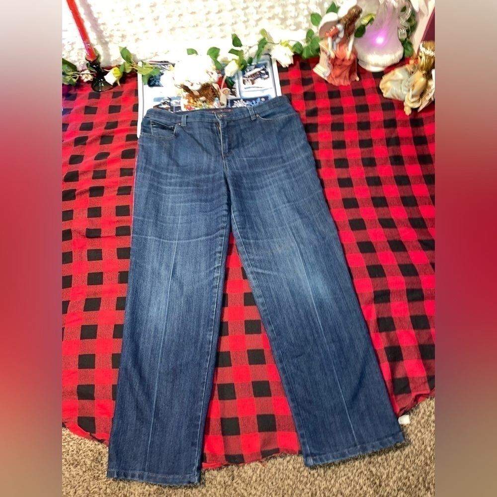 Pre-loved Gloria Vanderbilt Size 12 Amanda Straight Leg Jeans! - Picture 6 of 7